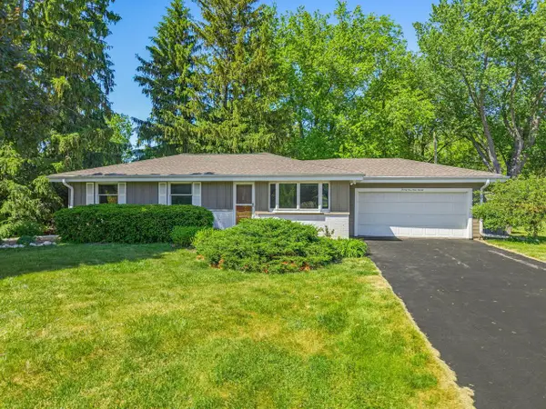 21990 Holly Crest DRIVE, Brookfield, WI 53045