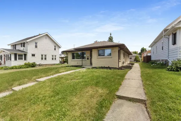2122 S 86th STREET, West Allis, WI 53227