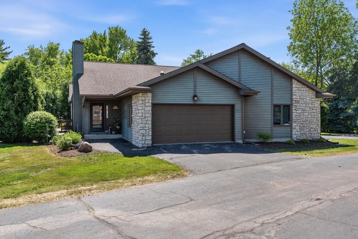 N81W13163 Country Terrace LANE, Menomonee Falls, WI 53051 - #1