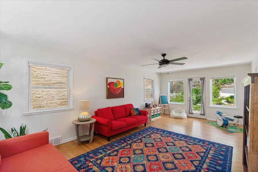 820 E Silver Spring DRIVE, Whitefish Bay, WI 53217 - #2