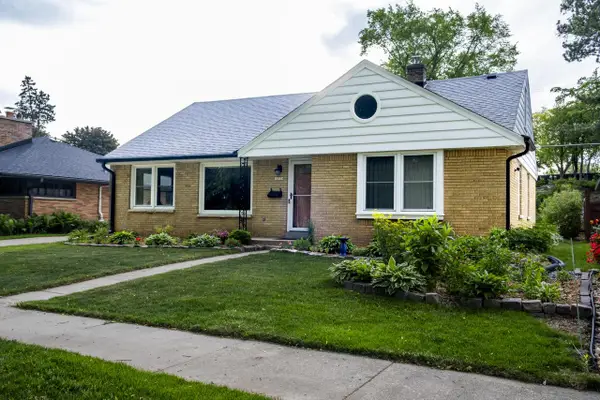 10536 W Grantosa DRIVE, Wauwatosa, WI 53222