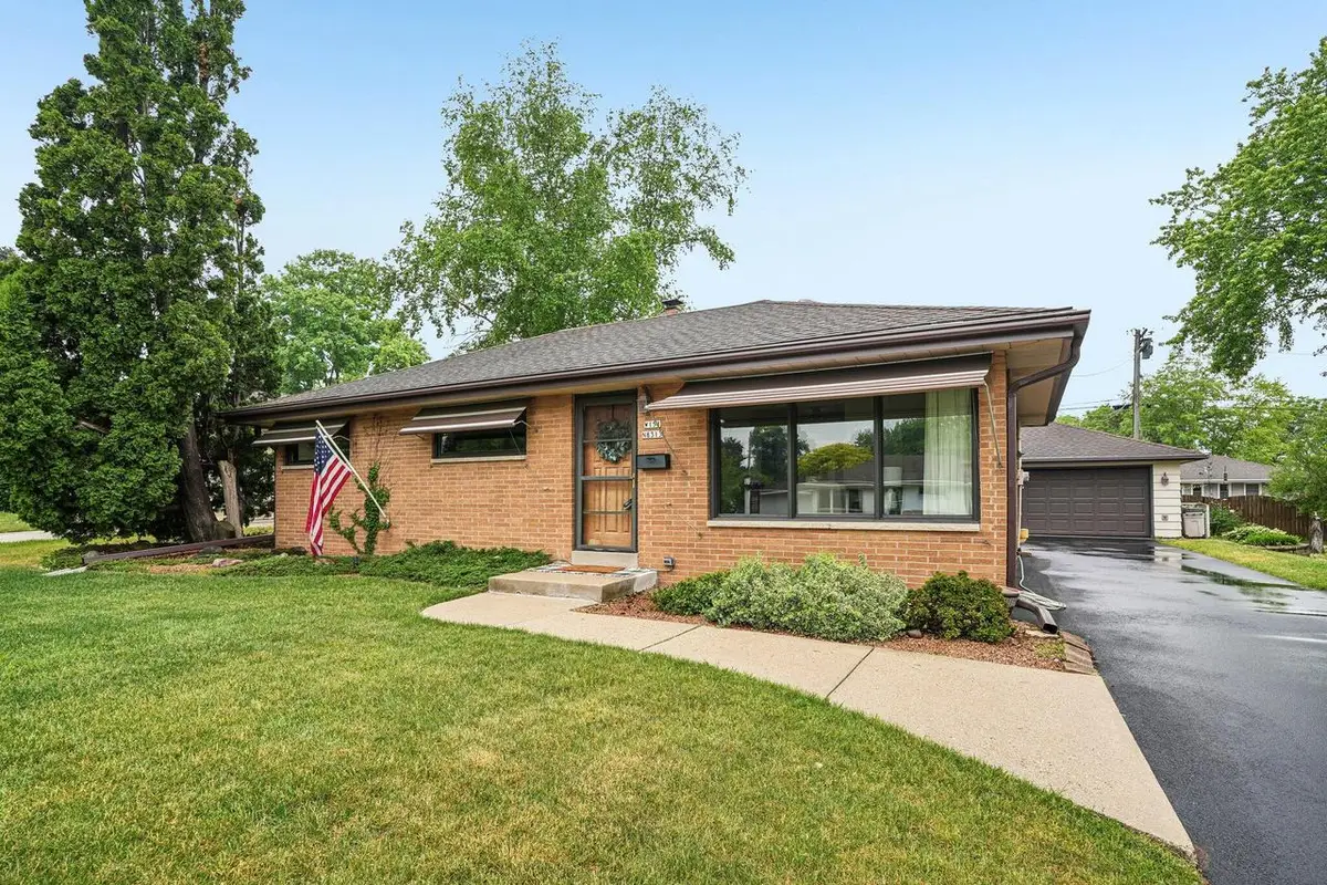 W151N8313 Thomas DRIVE, Menomonee Falls, WI 53051 - #1