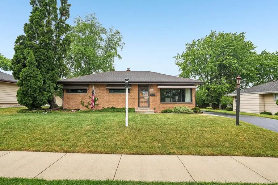 W151N8313 Thomas DRIVE, Menomonee Falls, WI 53051 - #2