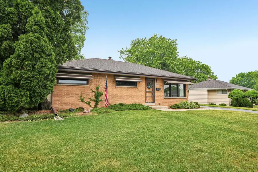 W151N8313 Thomas DRIVE, Menomonee Falls, WI 53051 - #3