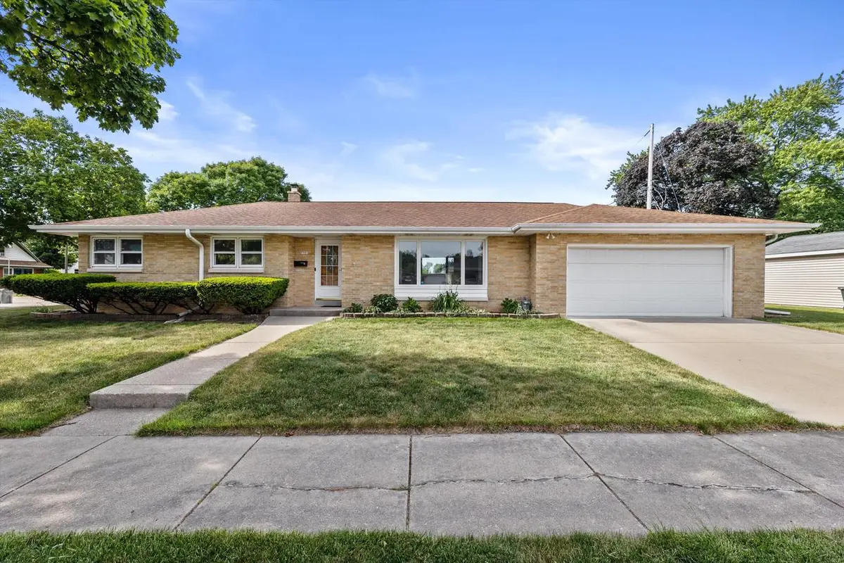 7701 W Warnimont AVENUE, Milwaukee, WI 53220 - #1