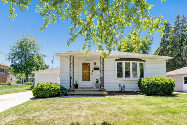 2032 Hillview DRIVE, Green Bay, WI 54302