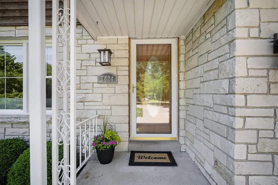 7424 N Santa Monica BOULEVARD, Fox Point, WI 53217 - #2