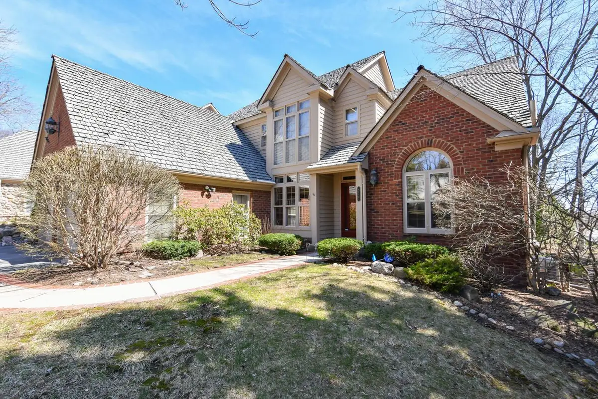 530 Park CIRCLE, Elm Grove, WI 53122 - #1