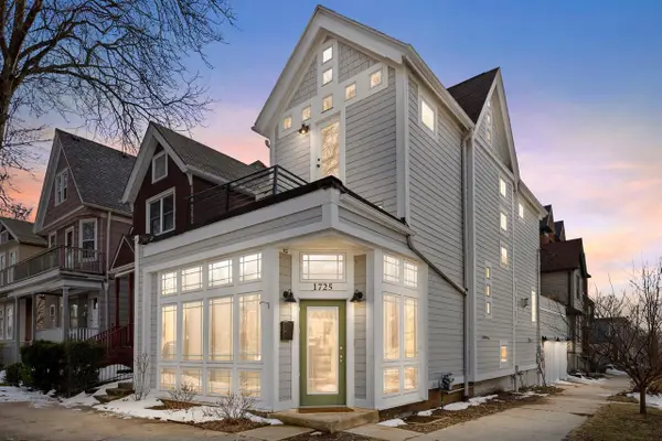 1725 N Astor STREET, Milwaukee, WI 53202