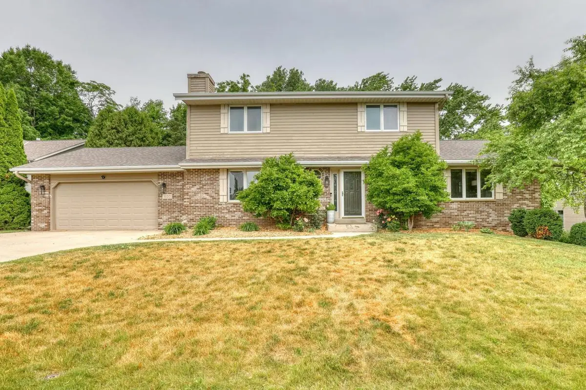 800 Schloemer DRIVE, West Bend, WI 53095 - #1