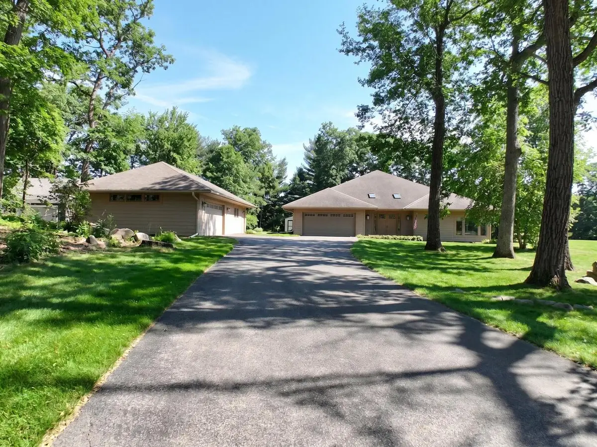 W307N6992 Club CIRCLE E, Hartland, WI 53029 - #1