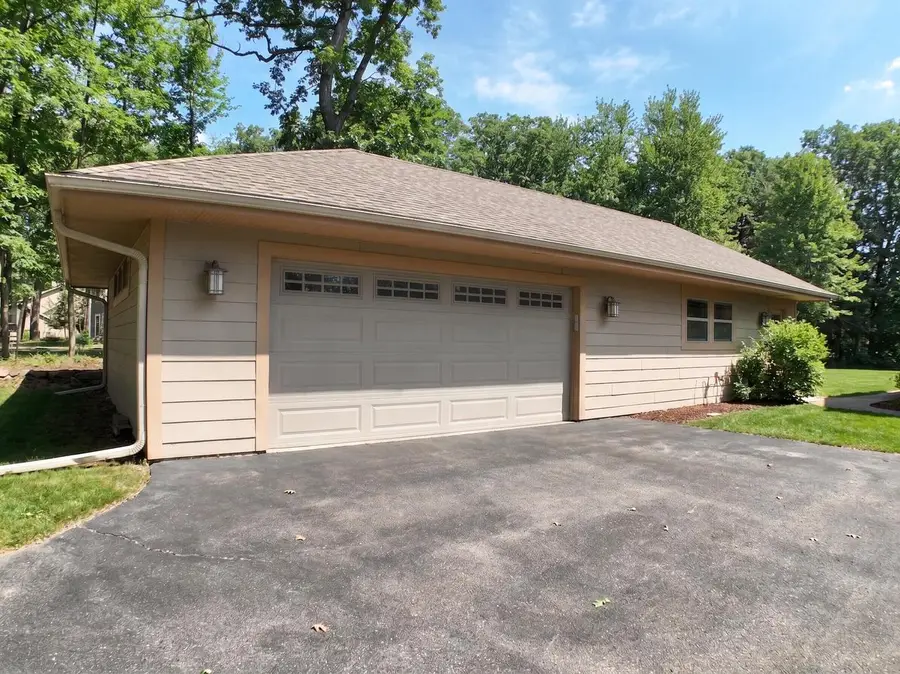 W307N6992 Club CIRCLE E, Hartland, WI 53029 - #2