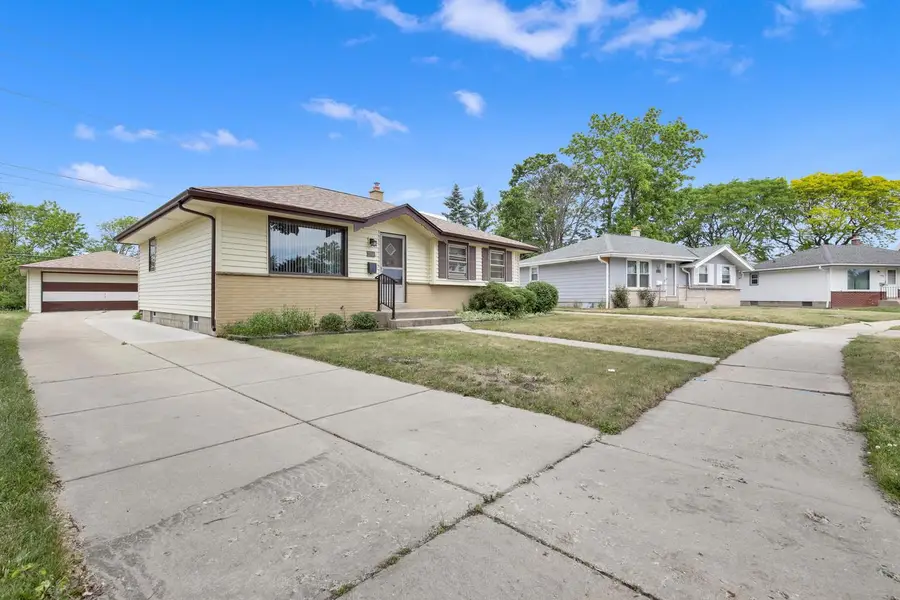 7254 W Cody CIRCLE, Milwaukee, WI 53223 - #2