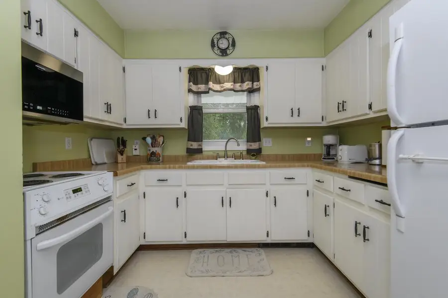 W229 Golden Lake Park CIRCLE, Oconomowoc, WI 53066 - #2