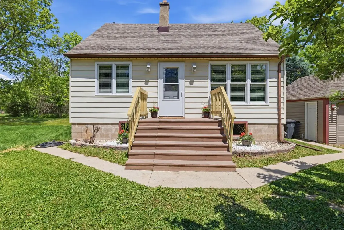 11810 W Howard AVENUE, Greenfield, WI 53228 - #1