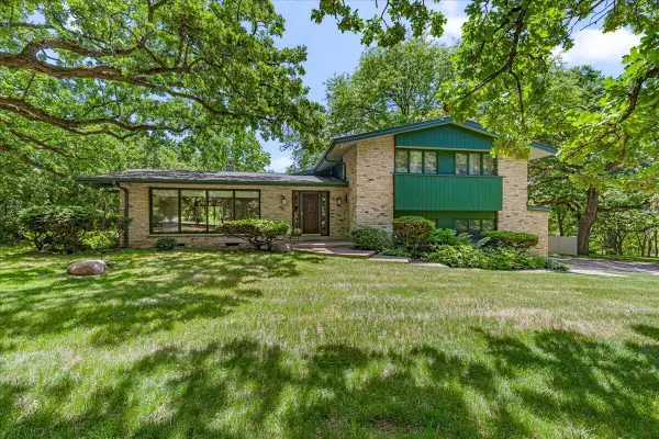 S23W26167 Canterbury LANE, Waukesha, WI 53188