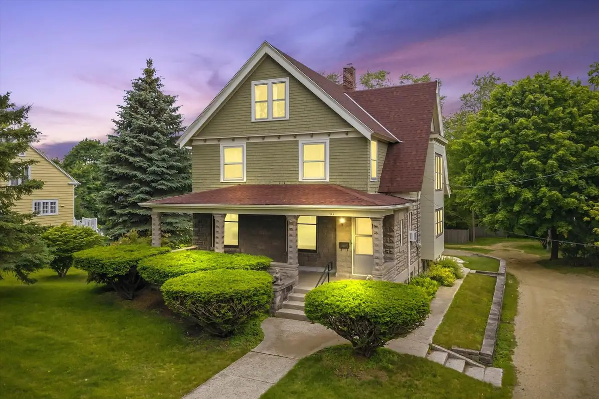 924 W Grand AVENUE, Port Washington, WI 53074 - #1