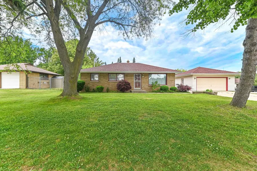3220 W Howard AVENUE, Greenfield, WI 53221 - #2