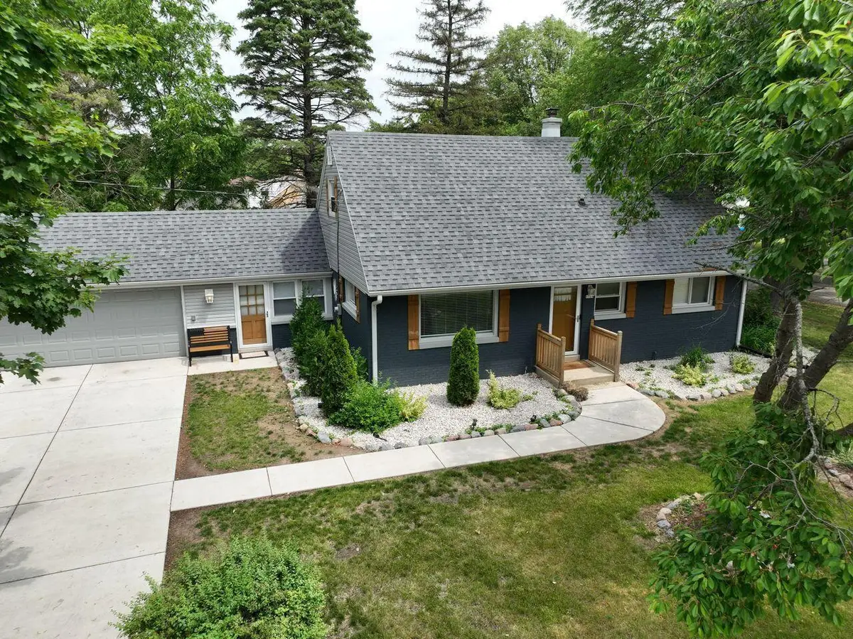 9504 W Hope AVENUE, Wauwatosa, WI 53222 - #1