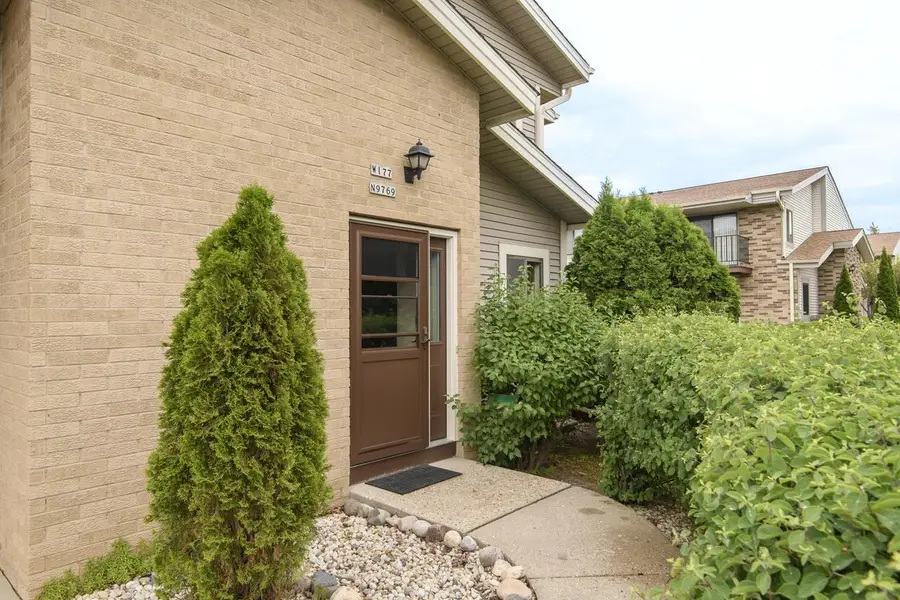 W177N9769 Riversbend CIRCLE E, Germantown, WI 53022 - #2
