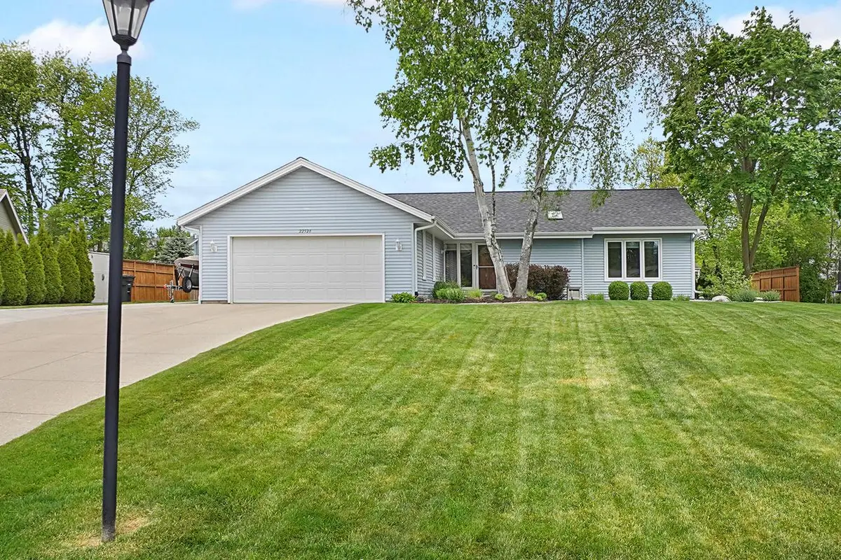 N24W22526 Beechwood LANE, Waukesha, WI 53186 - #1