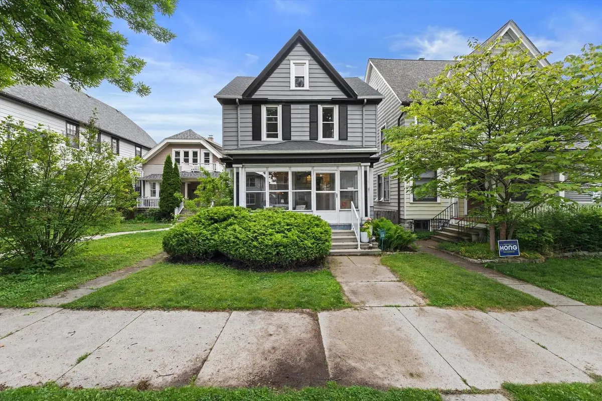 3331 N Bartlett AVENUE, Milwaukee, WI 53211 - #1