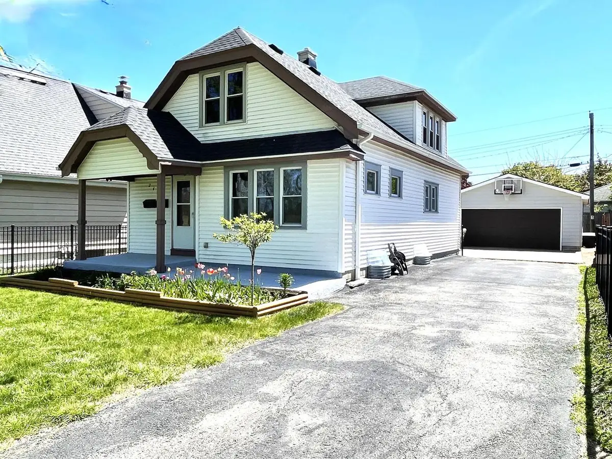 2401 W Plainfield AVENUE, Milwaukee, WI 53221 - #1