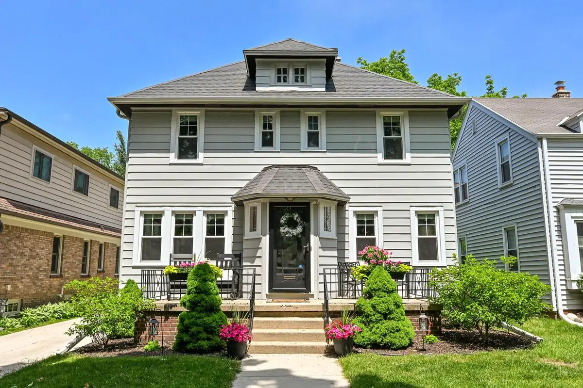 912 E Meadow PLACE, Whitefish Bay, WI 53217 - #1