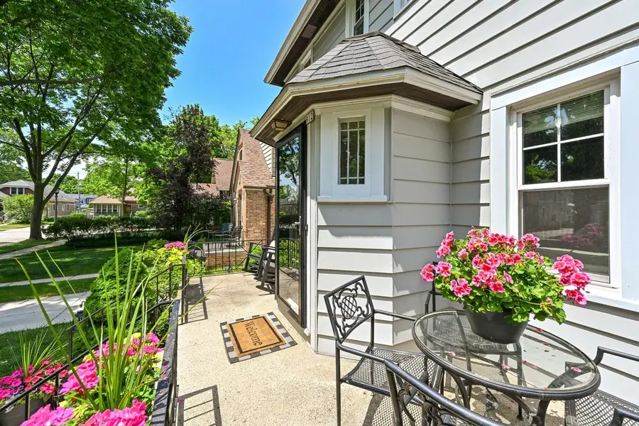 912 E Meadow PLACE, Whitefish Bay, WI 53217 - #3