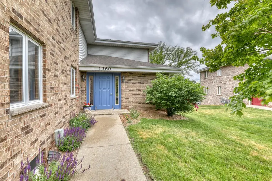 1360 Meadowcreek DRIVE #F, Pewaukee, WI 53072 - #2