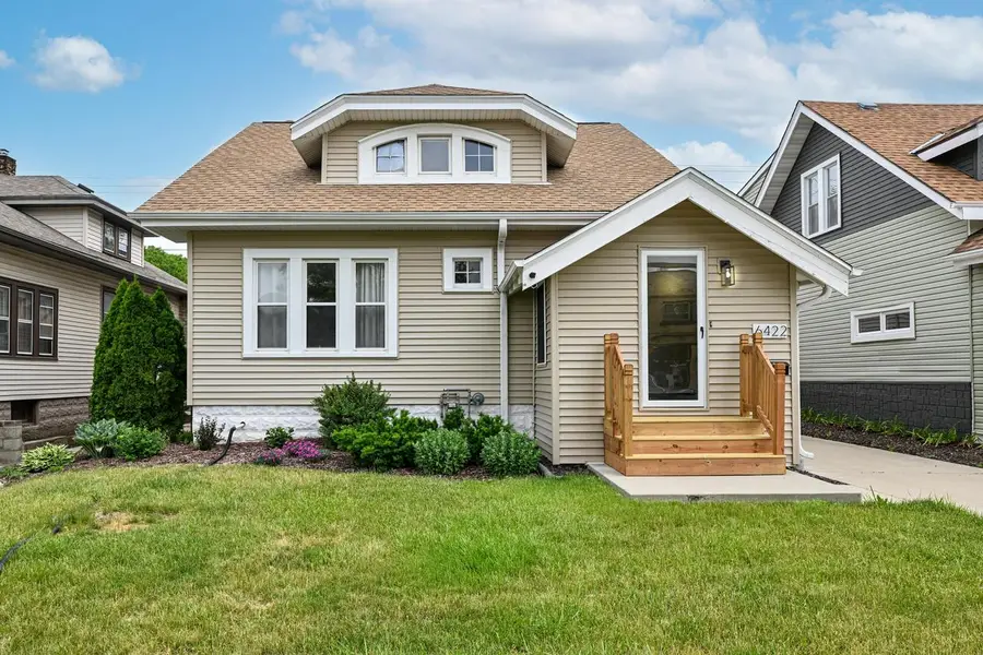 6422 W North AVENUE, Wauwatosa, WI 53213 - #2