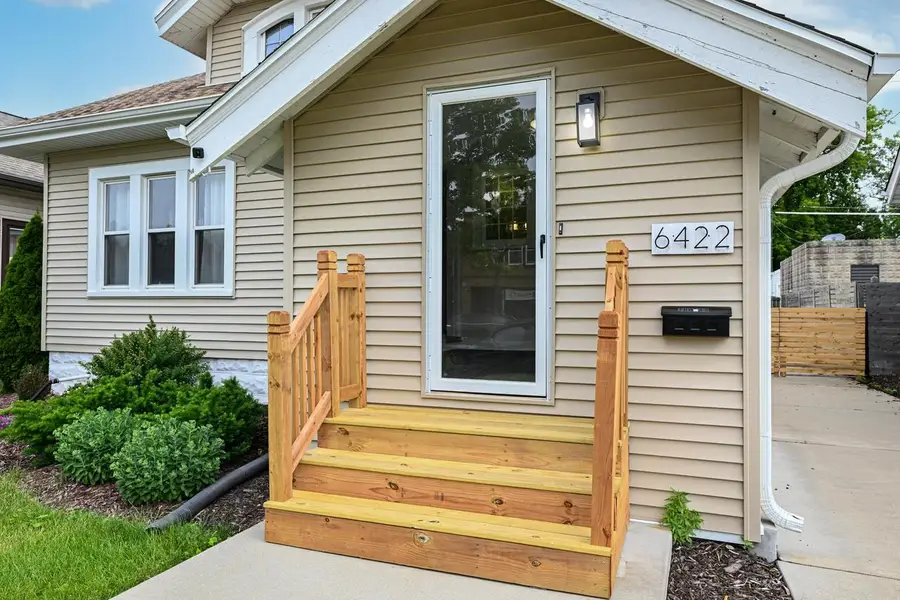 6422 W North AVENUE, Wauwatosa, WI 53213 - #3