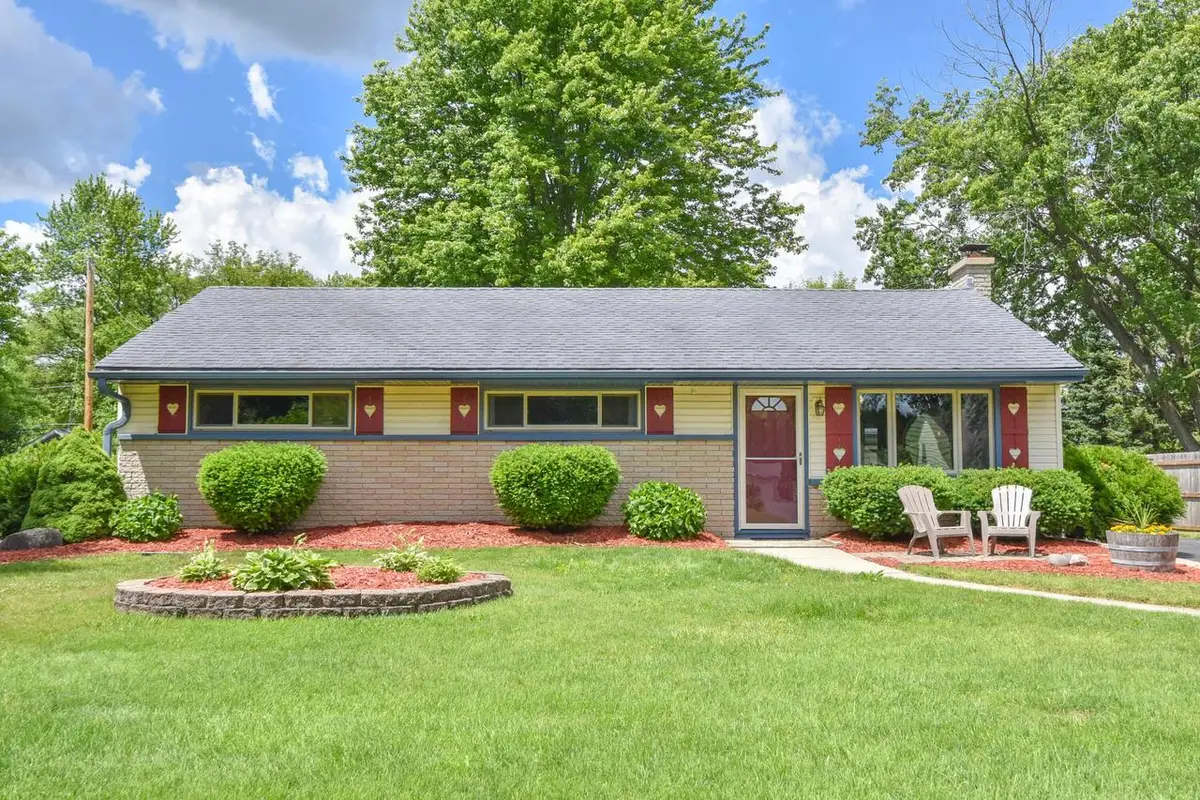 W200N9459 Woodside LANE, Menomonee Falls, WI 53051 - #1