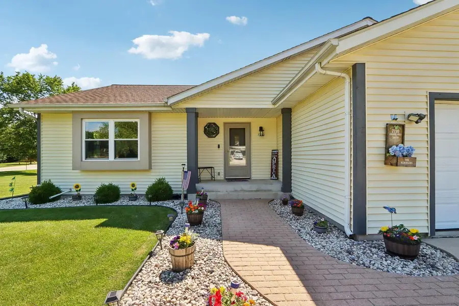 7710 S Chapel Hill DRIVE, Franklin, WI 53132 - #2