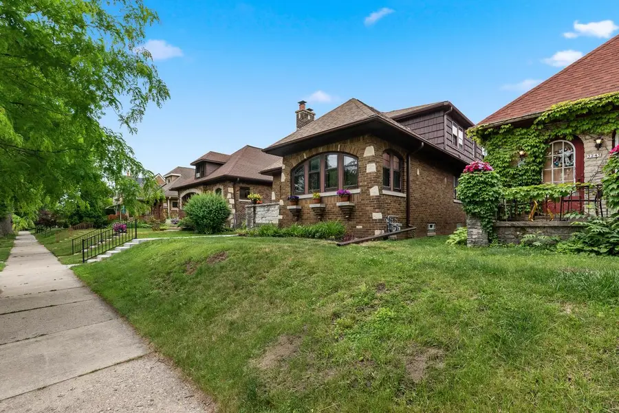 3239 W Drury LANE, Milwaukee, WI 53215 - #3