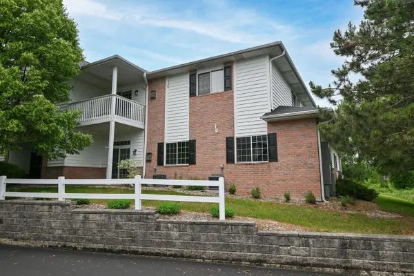 W241N2533 E Parkway Meadows CIRCLE #2, Pewaukee, WI 53072