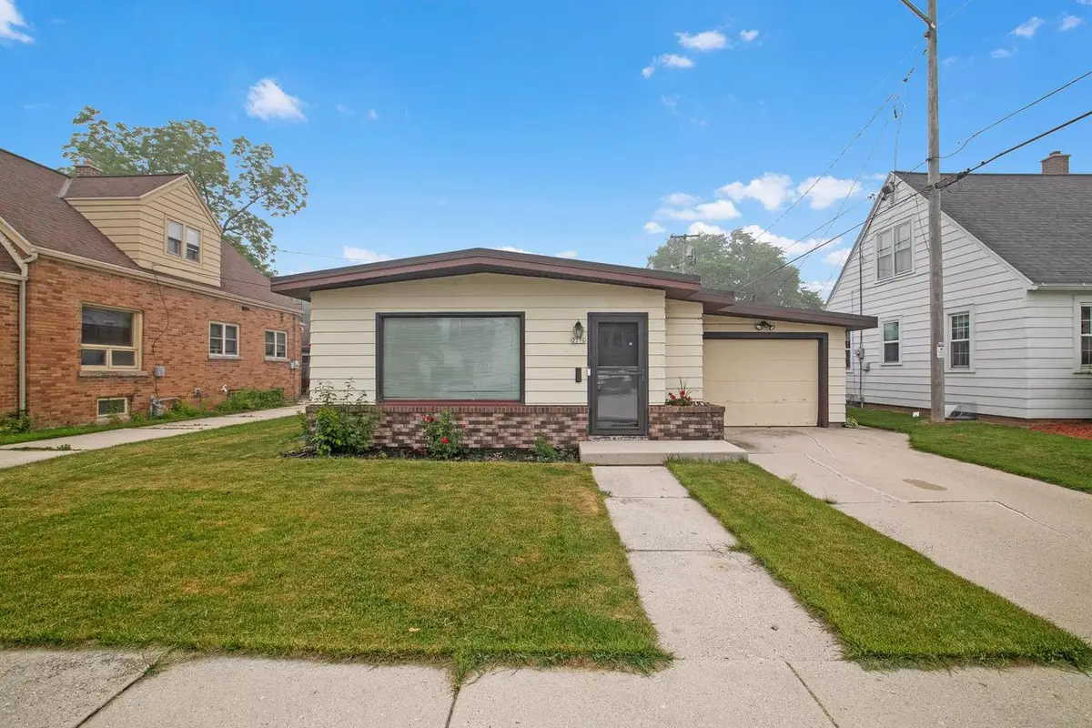 2216 Cleveland AVENUE, Sheboygan, WI 53081 - #1