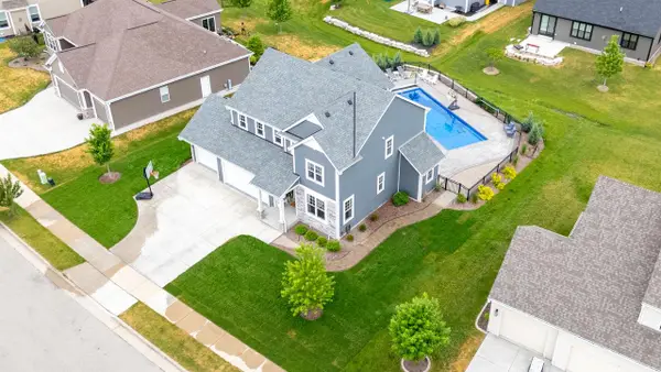1384 Bluestem TRAIL, Oconomowoc, WI 53066