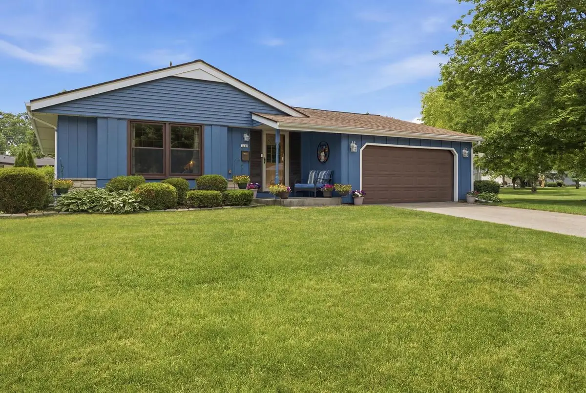 5249 Lakeside DRIVE, Greendale, WI 53129 - #1