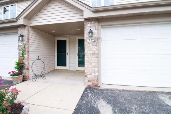 1907 Mallard Pointe CIRCLE #H, Waukesha, WI 53189
