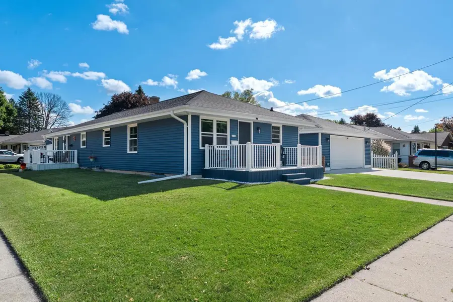 2142 Richmond AVENUE, Manitowoc, WI 54220 - #2