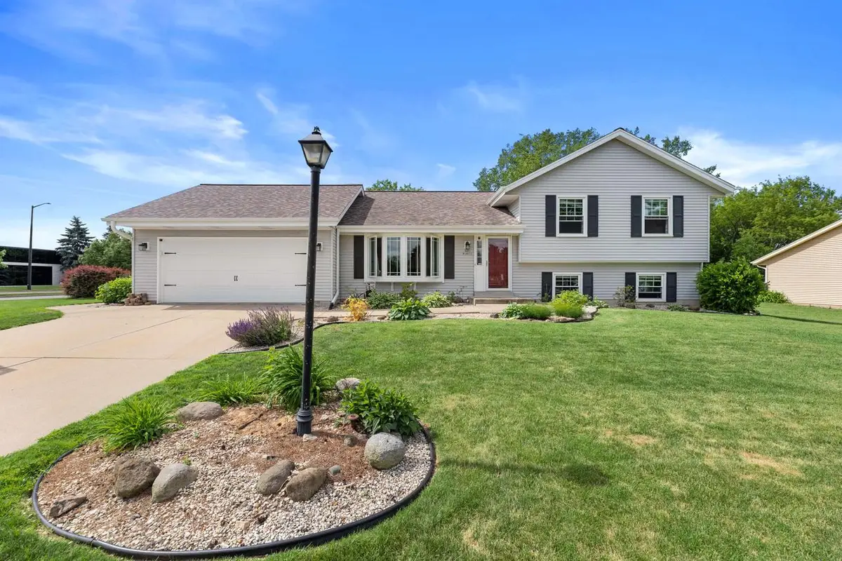 N49W14033 Brook Falls DRIVE, Menomonee Falls, WI 53051 - #1