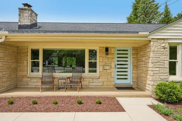 6421 N Lake DRIVE, Fox Point, WI 53217