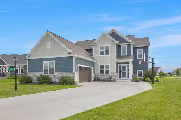 35233 Walleye COURT, Oconomowoc, WI 53066