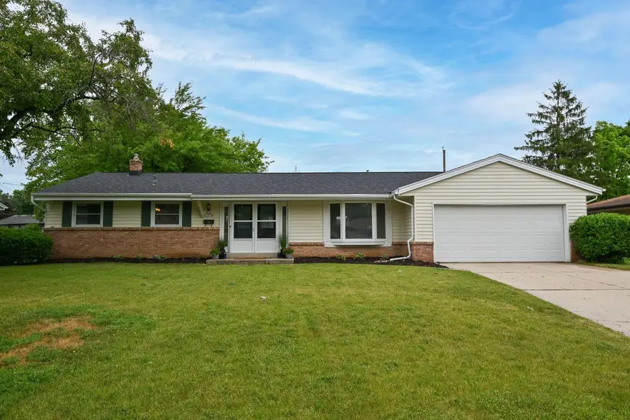 N90W17638 St. Francis DRIVE, Menomonee Falls, WI 53051 - #2