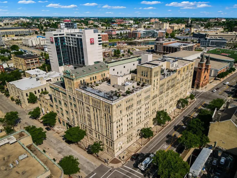 270 E Highland AVENUE #916, Milwaukee, WI 53202 - #3