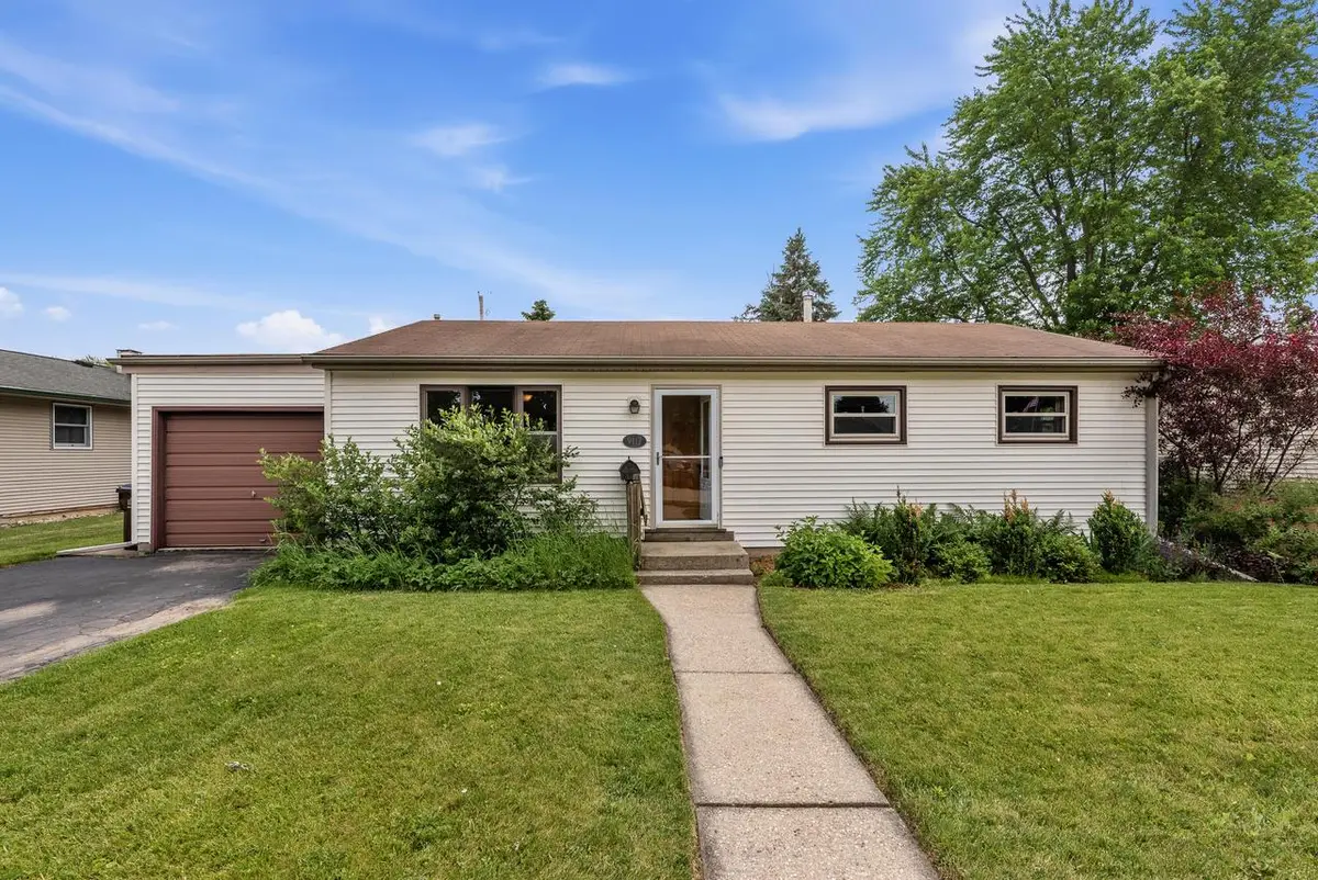 9117 Boys DRIVE, Sturtevant, WI 53177 - #1