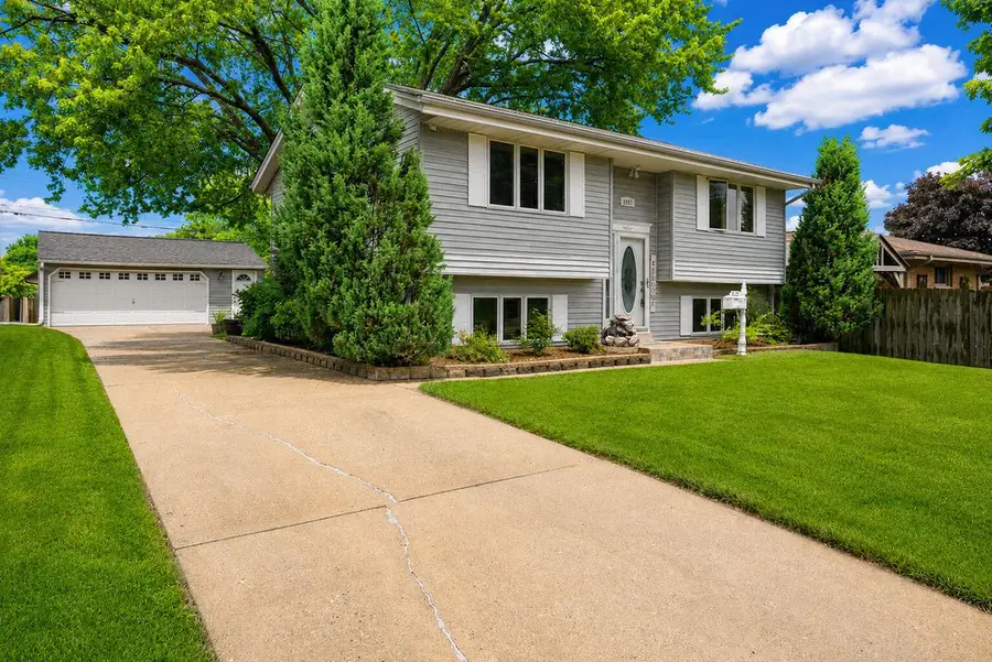 1551 W Goldcrest AVENUE, Milwaukee, WI 53221 - #2