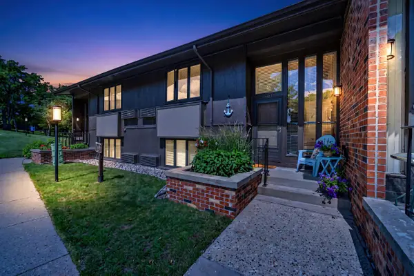 33 Lausanne COURT #33-06, Lake Geneva, WI 53147