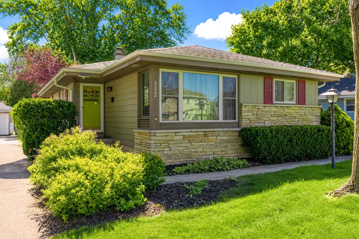 5522 N Mohawk AVENUE, Glendale, WI 53217 - #1